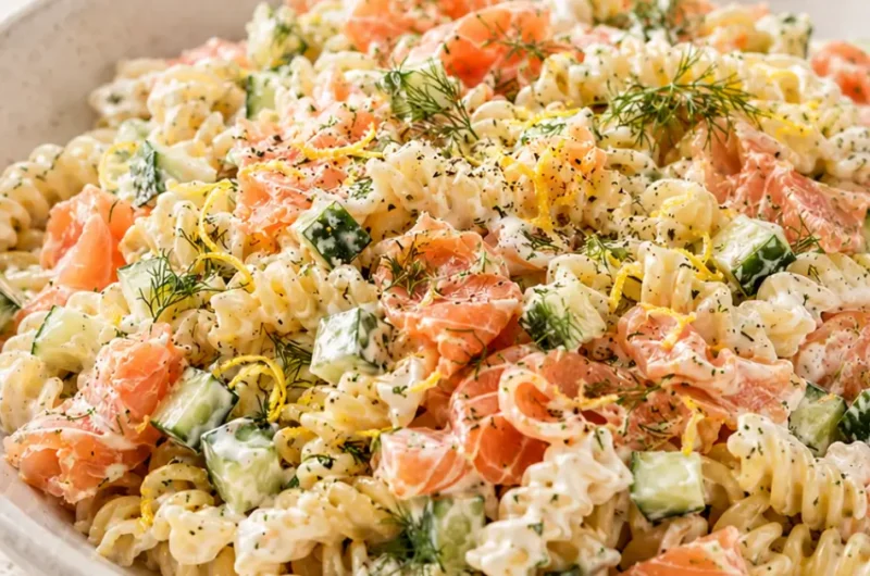 Frisse zalmpastasalade met citroen en dille