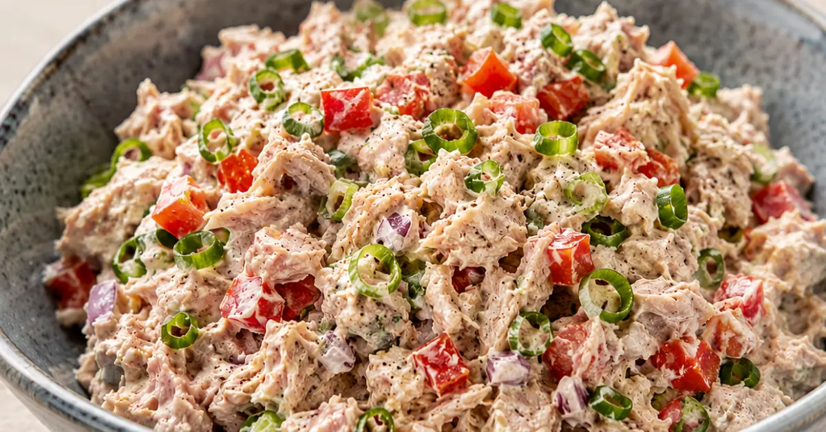 Frisse tonijnsalade met paprika en bosui in een kom