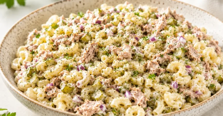 Tonijnpastasalade met augurk in een ruime kom