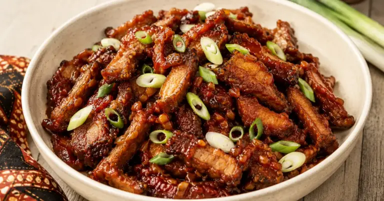 Babi pangang met krokant varkensvlees en zoetzure saus
