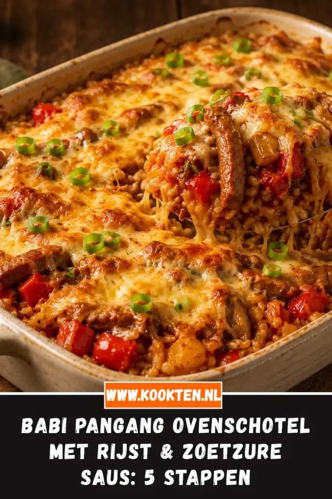 Babi Pangang Ovenschotel met Rijst & Zoetzure Saus van dichtbij op het bord