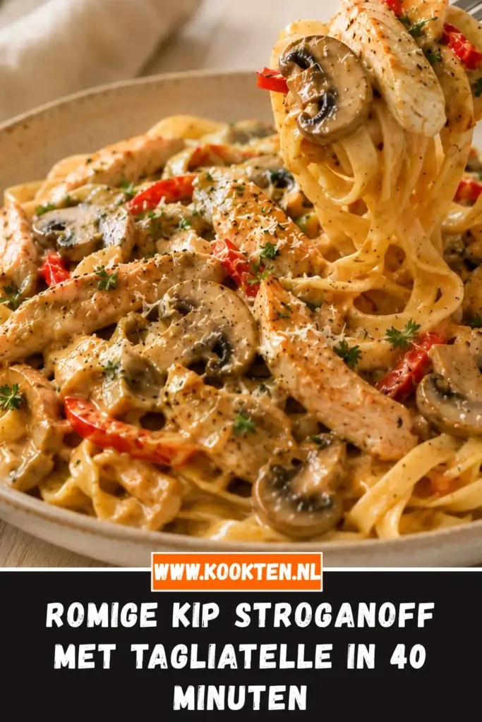 Romige kip stroganoff met tagliatelle van dichtbij op het bord
