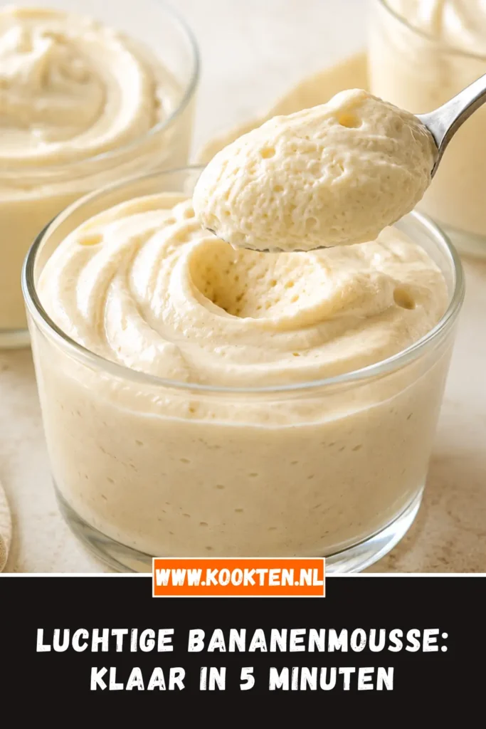 Luchtige bananenmousse van dichtbij op het bord