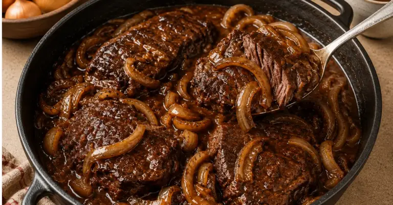 OMA'S SUKADELAPPEN IN UIENJUS met zachte uien en rijke jus