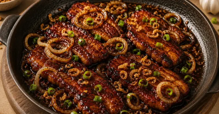 INDISCHE SPEKSLAPJES IN KETJAPSAUS met bosui en gebakken uitjes