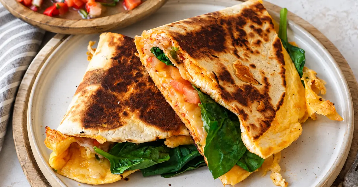Ontbijt quesadilla met ei, spek en kaas op een bord