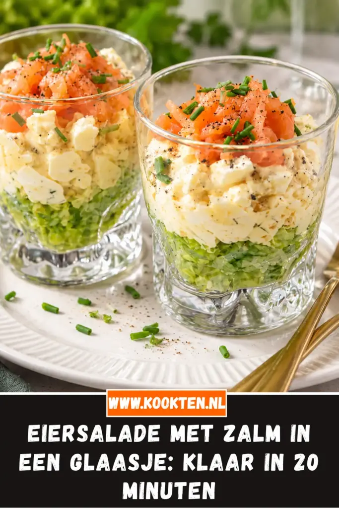 eiersalade met zalm in een glaasje van dichtbij op het bord
