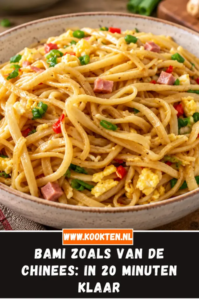 bami zoals van de Chinees van dichtbij op het bord