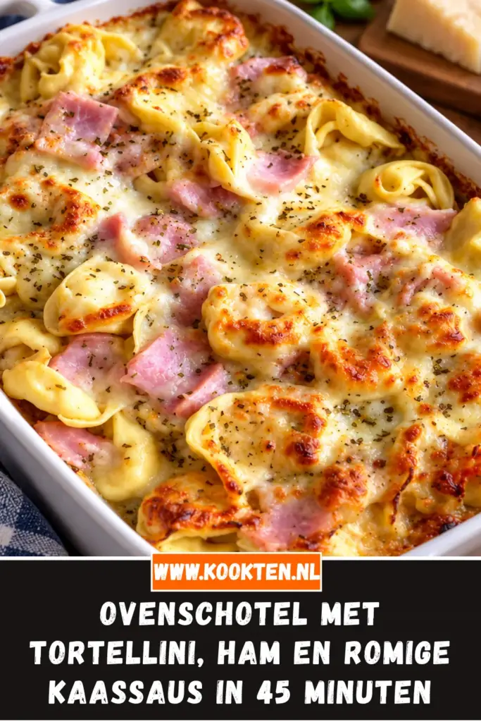 Ovenschotel met Tortellini, Ham en Romige Kaassaus van dichtbij op het bord